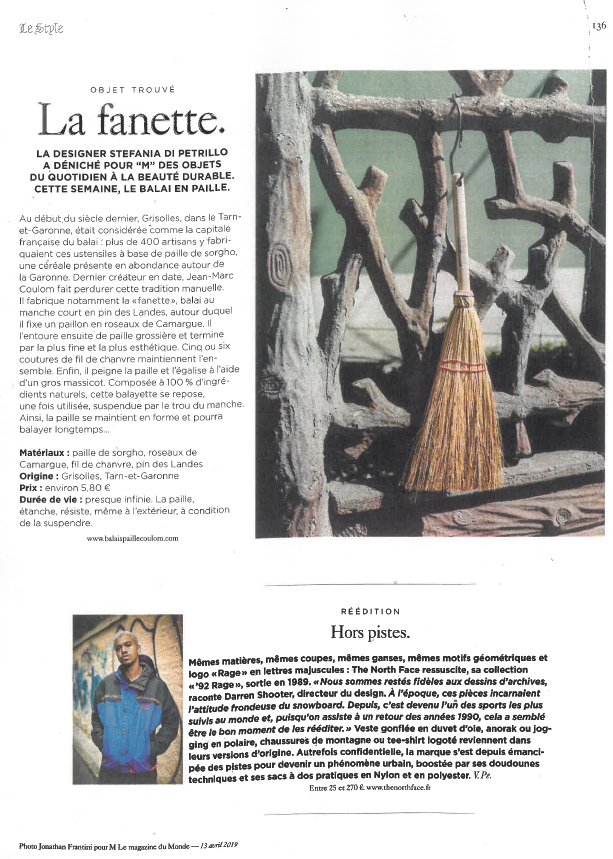 Page de M Le magazine du Monde consacrée à la fanette, la balayette en paille de sorgho de Jean-Marc Coulom, photographiée accrochée à une grille en fer forgé.