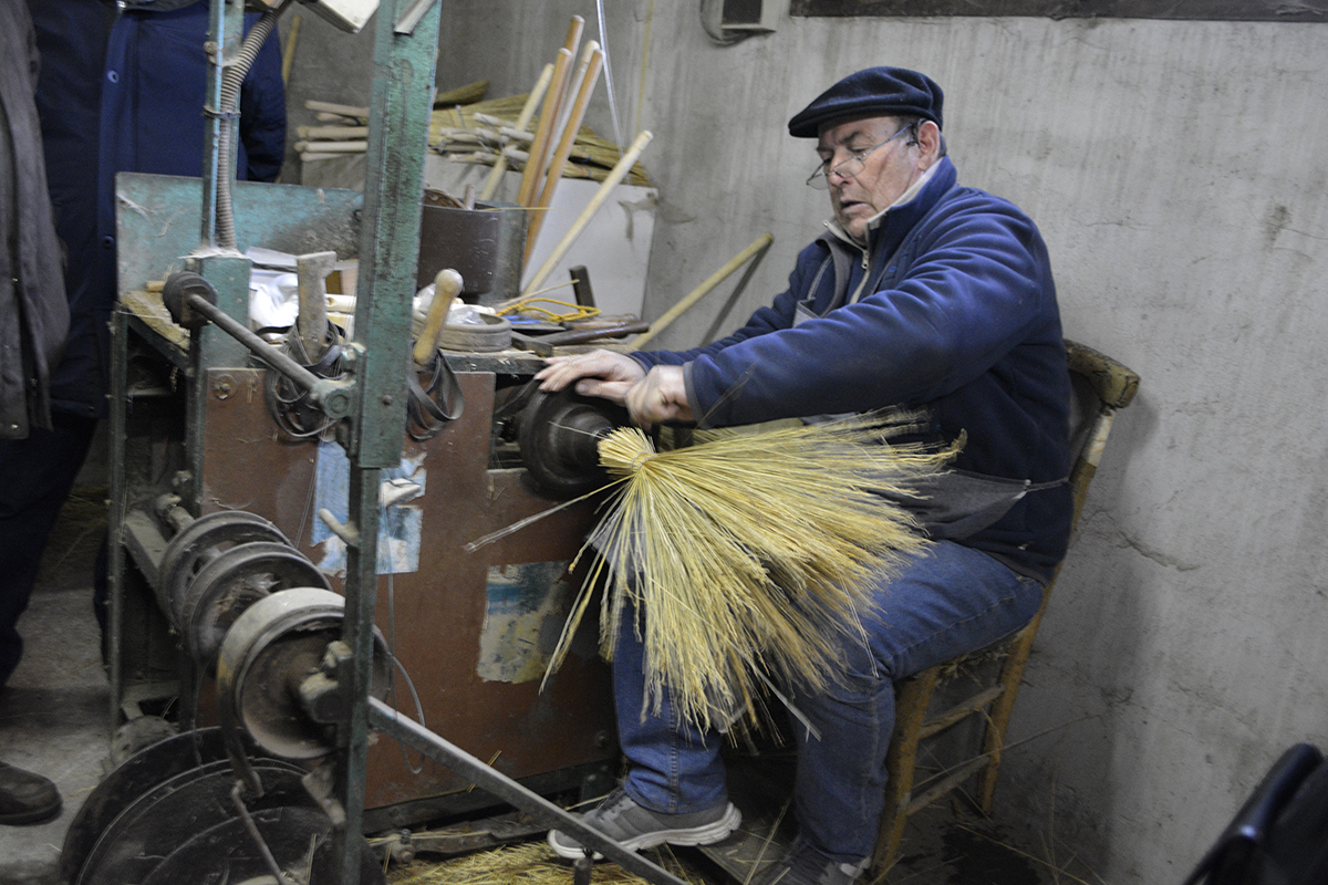 Jean-Marc Coulom façonnant un balai dans son atelier