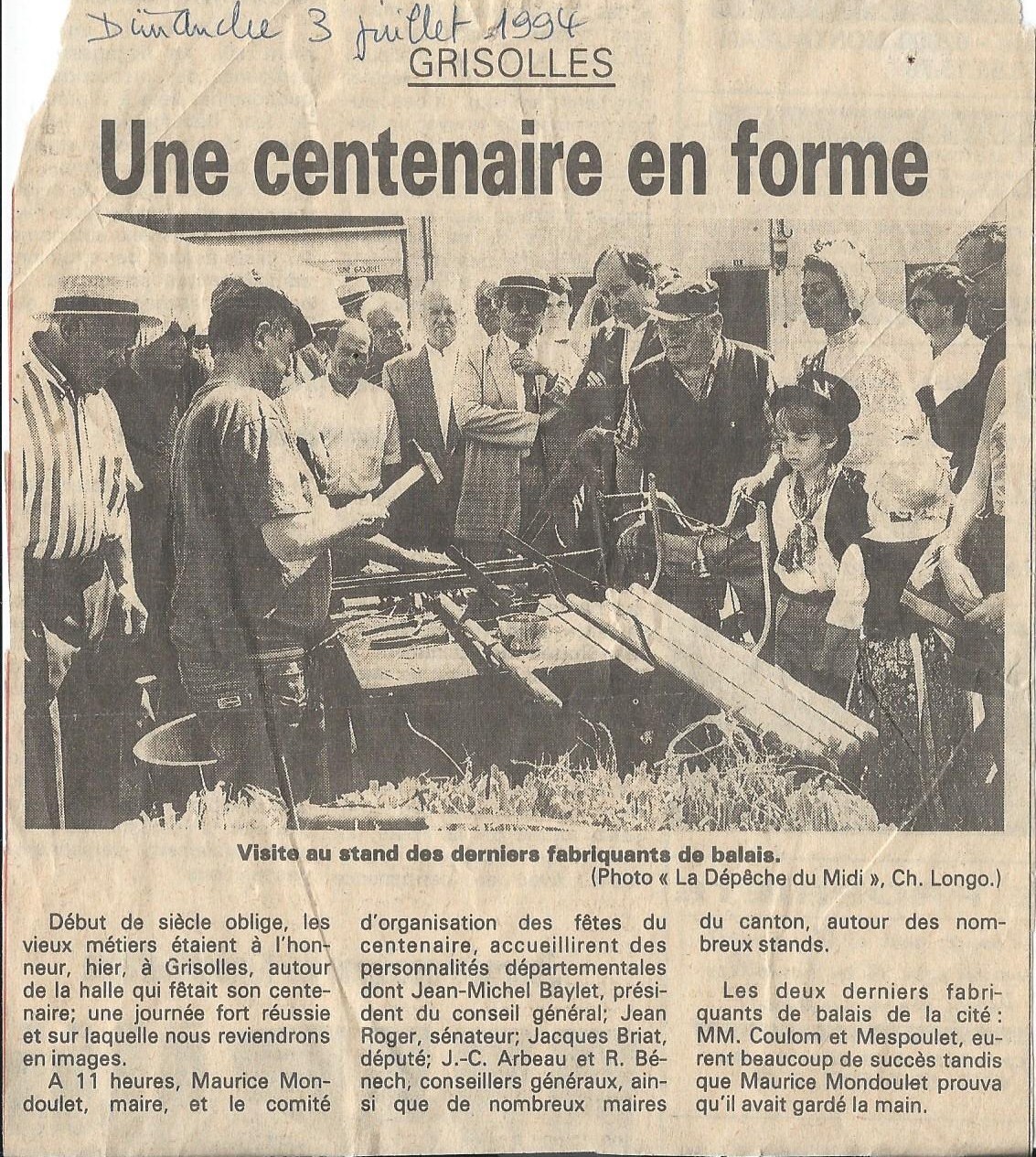 Article de La Dépêche du Midi du 3 juillet 1994, « Une centenaire en forme » : le stand des derniers fabricants de balais aux fêtes du centenaire de la halle de Grisolles.